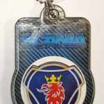 Подвеска ЦВЕТНАЯ SCANIA прямоугольная  выпуклая деревянная на присоске